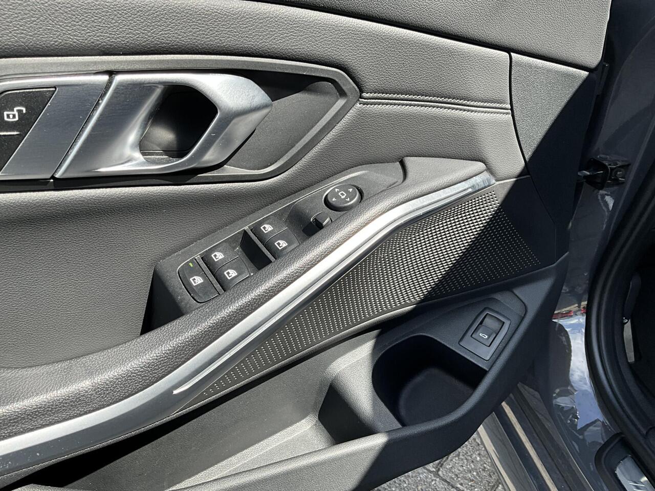 BMW 3-SERIE Touring 318i 2.0 M Sport Individual Dravitgrau 50 Jahre