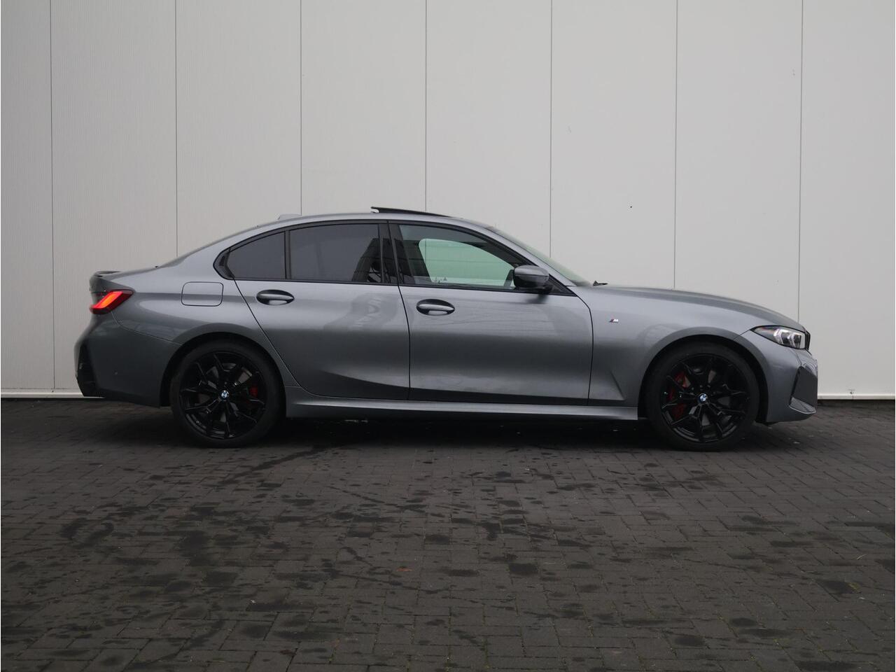 BMW 3-SERIE 330e M Sportpakket Pro/ Stuurwiel verwarmd/ Comfort Access/ Elektrische Trekhaak/ Schuif-Kanteldak/ M Sportstoelen/ Harman-Kardon/ Driving Assistant Professional