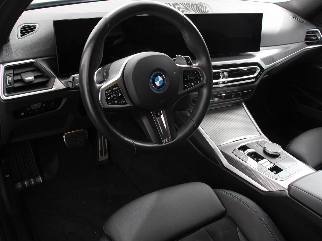 BMW 3-SERIE Touring 330e Touring M Sport PHEV | DEMO ! | Navigatie Climate Control Lichtmetalen velgen LED Virtual Cockpit Parkeersensoren Voor en Achter Achteruitrijcamera Apple carplay/ Andriod auto Stoelverwarming Stuur verwarming Elektrische achterklep Prijs Incl