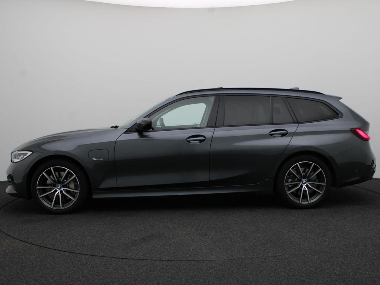 BMW 3-SERIE Touring 330e Model Sport Line | Stuurwielrand Verwarmd | M Adaptief onderstel | Comfort Access | Achteruitrijcamera | Panoramadak | Elektrisch Verstelbare Sportstoelen | Driving Assistant | Laserlight | Head-Up Display | DAB | HiFi | 17''