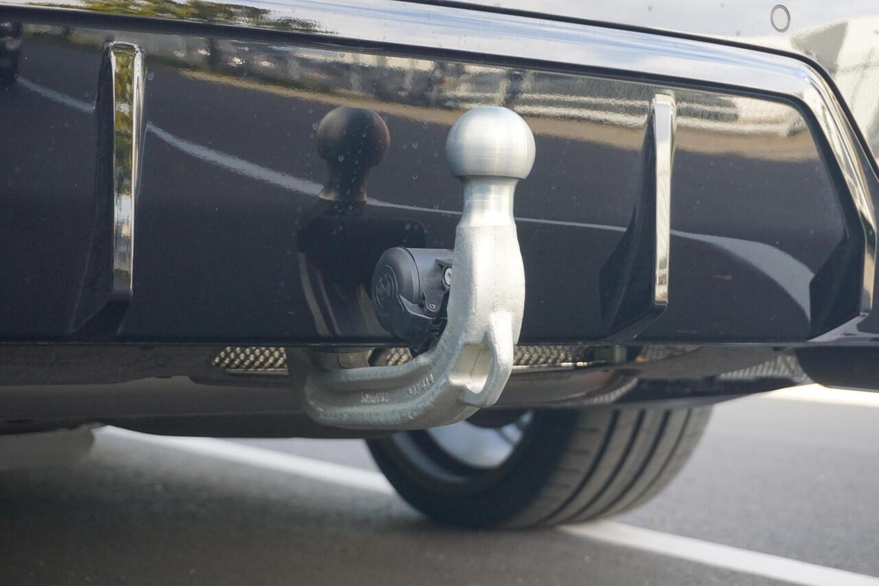 BMW 3-SERIE Touring 330e M Sport Pro | Trekhaak / Harman Kardon / Elektrische Stoelen met geheugen / Comfort Access