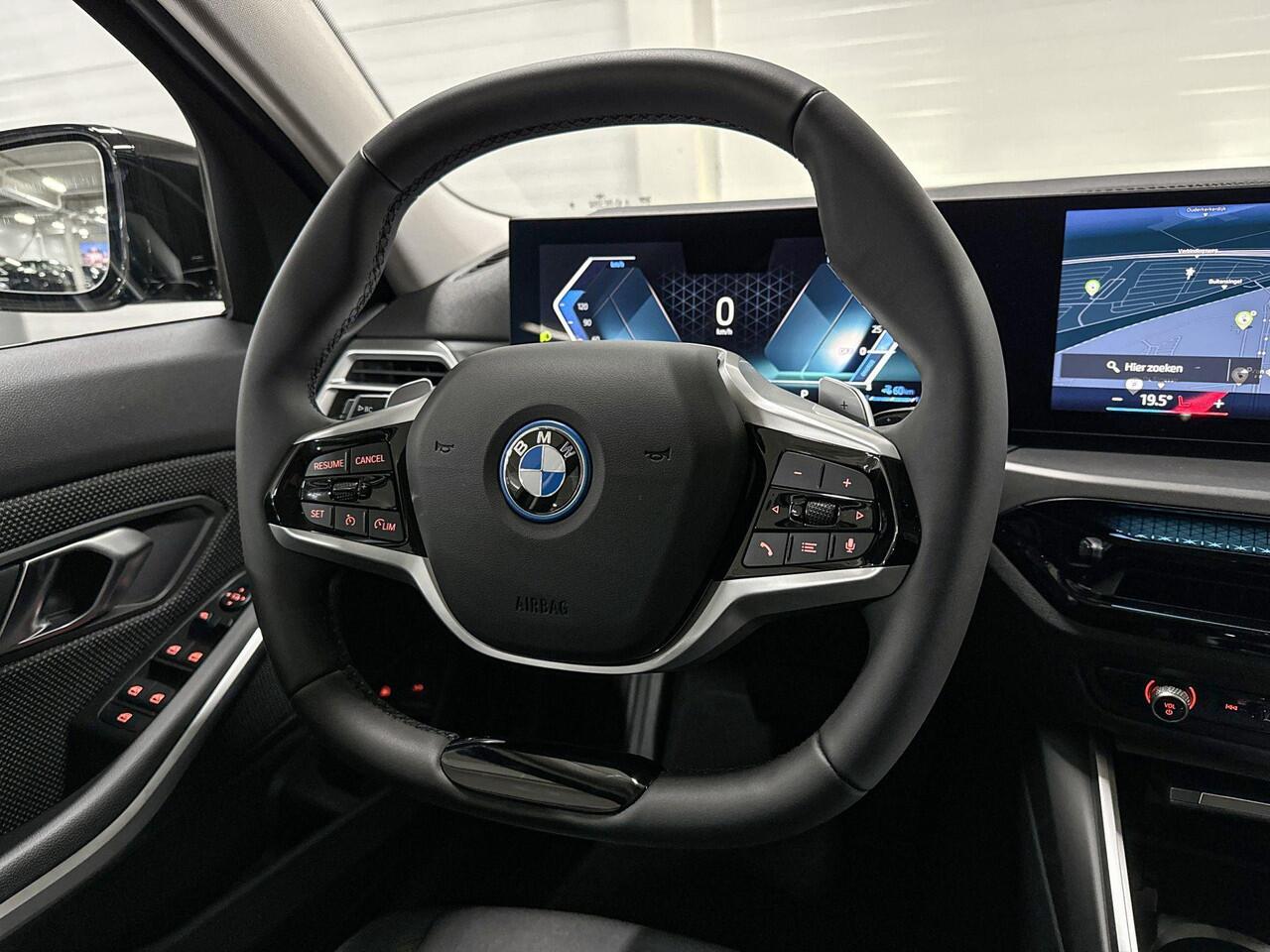 BMW 3-SERIE Touring 330e | Curved Display | Parking Assistant | Stoel Verwarming