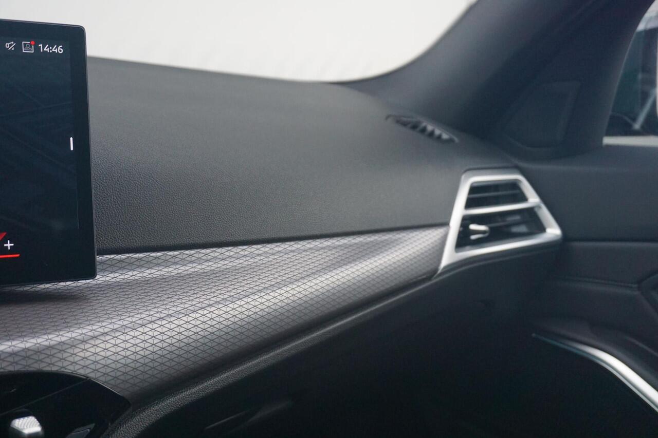 BMW 3-SERIE Touring 330e Individual Lak | M Sportpakket Pro | Innovation Pack | Comfort Pack | Trekhaak | Panoramadak