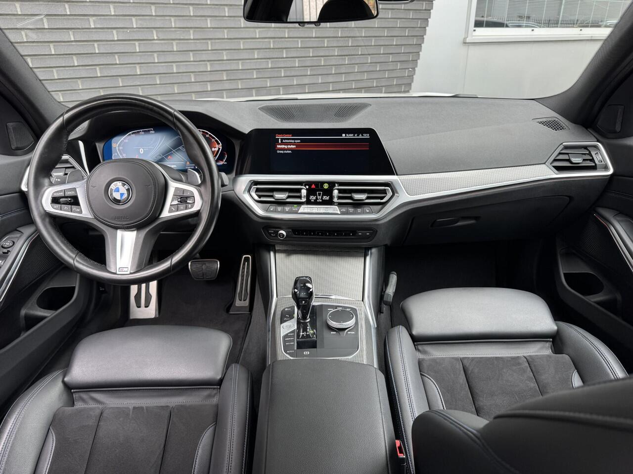 BMW 3-SERIE Sedan 320i High Executive M Sport Pakket Automaat / Live Cockpit Professional / Hifi / LED / 19 Inch / DAB / Shadow Line / Neerklapbare Achterbank / M Achterspoiler / Stoelverwarming