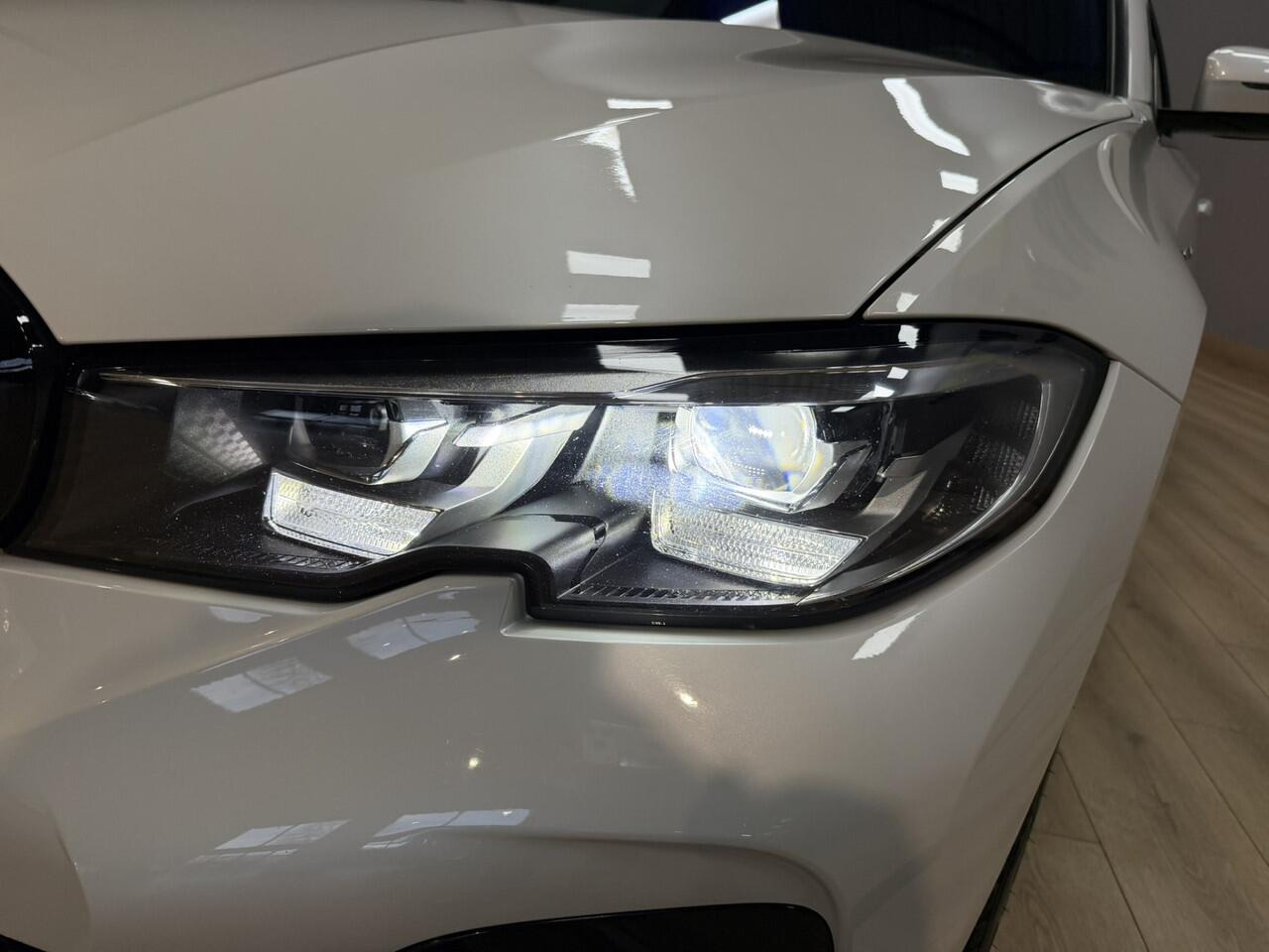 BMW 3-SERIE Touring 318i Executive Edition M Sport Parelmoer Wit Airco ECC | Virtual | Sfeer | Camera | Adaptief LED | Sfeer | Cruise Control | Isofix | NAP