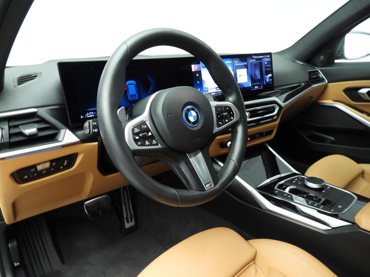 BMW 3-SERIE Touring 330e | Individual Lak | M-Sportpakket | LED | HUD | Trekhaak | Elektr. zetels | DAB | Harman-kardon sound | Alu 19 inch