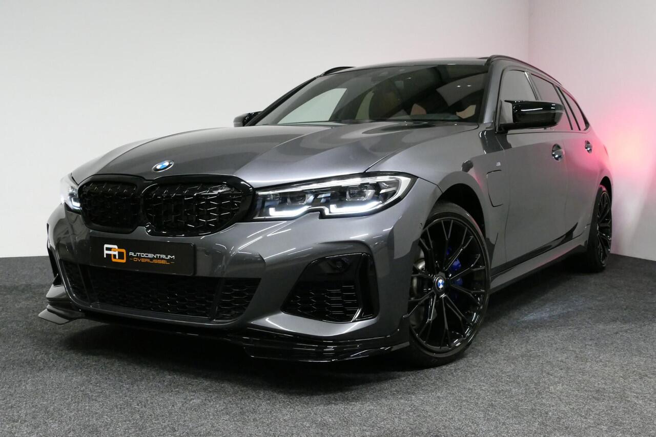 BMW 3-SERIE Touring 330e xDrive M Sport / M340i Diffuser / Black Diamond M Grill / M340i M Sport bumper pakket / Schuif-/kanteldak / Elektr. verstelbare voorstoelen (links met memory) / Stoelverwarming / Apple Carplay - Android Auto / Achteruitrijcamera / Trekhaak (z