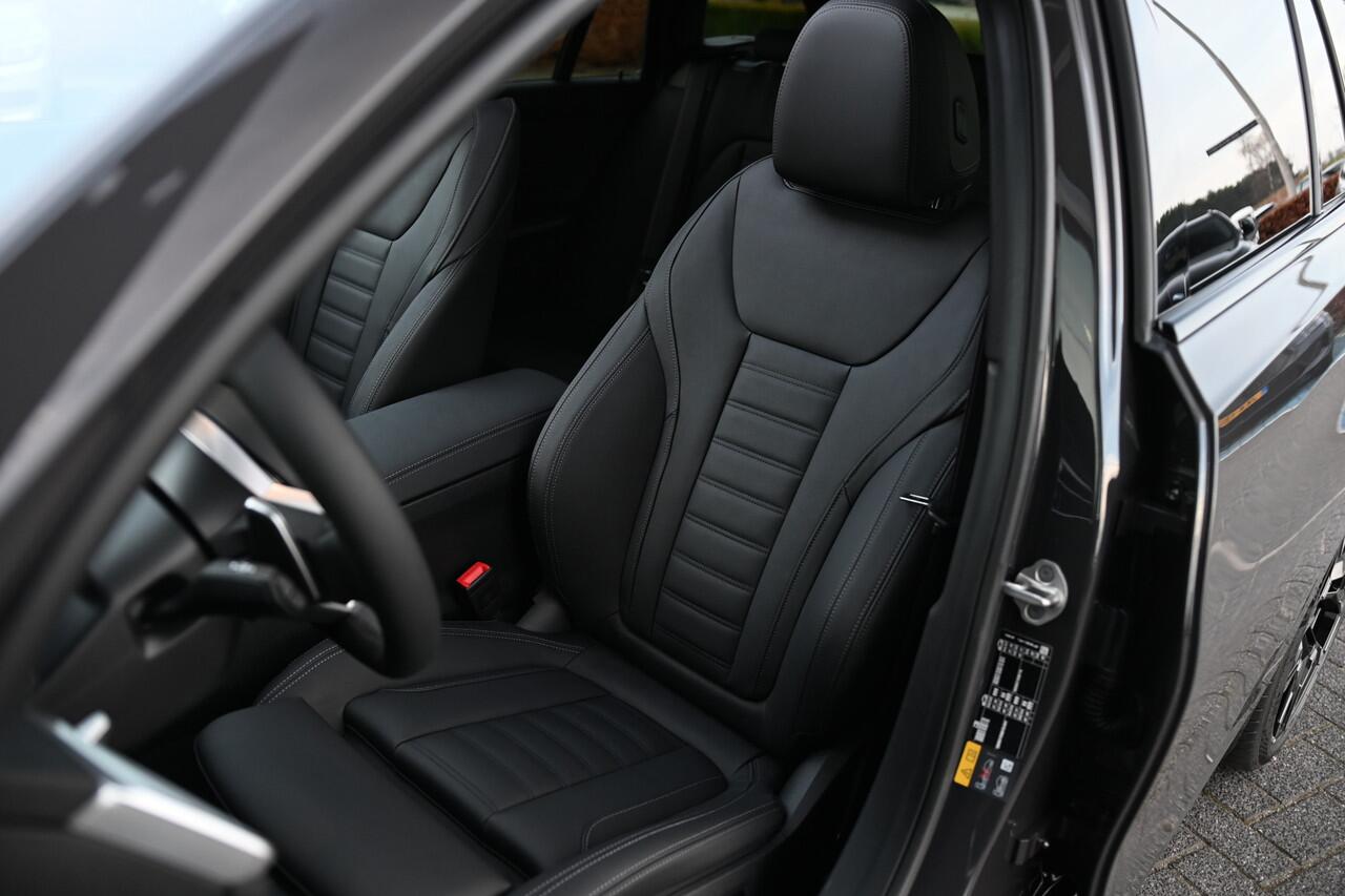BMW 3-SERIE Touring 330e High Executive M Sport Automaat / Panoramadak / Trekhaak / Sportstoelen / M Adaptief onderstel / Adaptieve LED / Parking Assistant Plus / Comfort Access