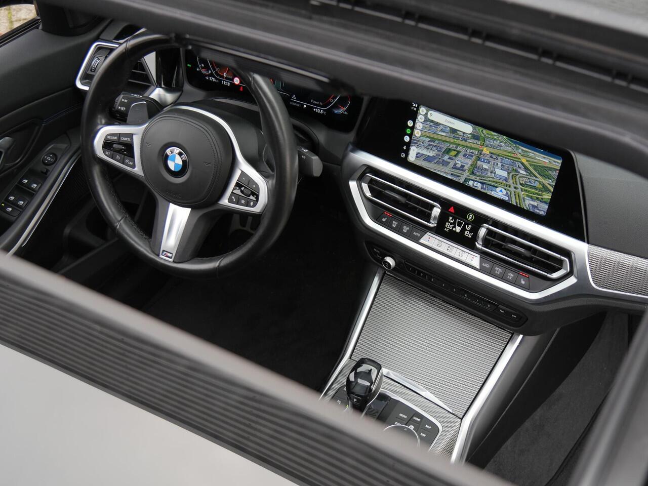 BMW 3-SERIE 318i M-SPORT/ SCHUIFDAK/ PARKING PACK/ SHADOW LINE / 19INCH BREEDSET M-SPORT VELGEN