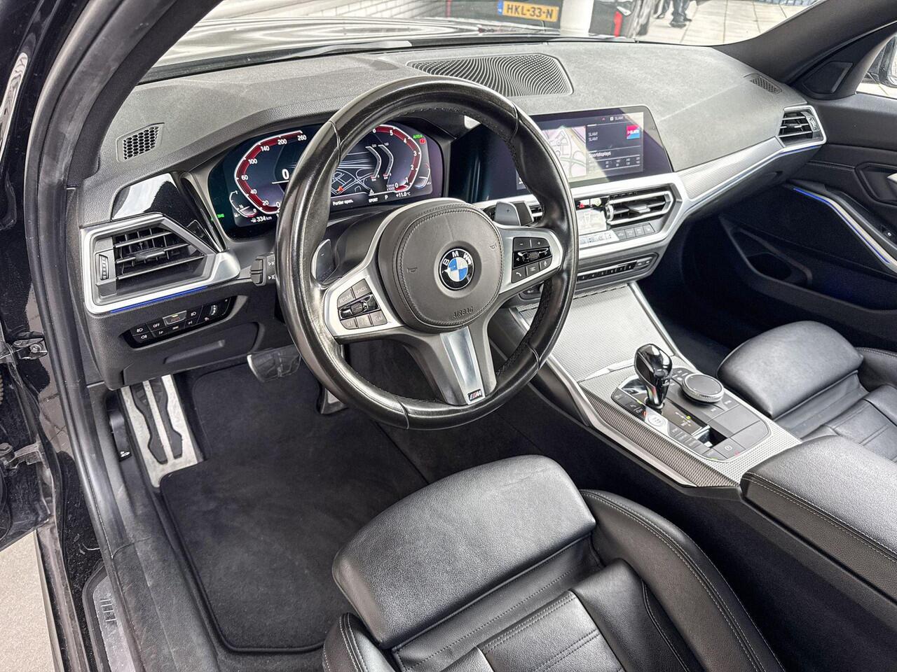 BMW 3-SERIE Sedan 320i High Executive / M Sportpakket / Audio Media Pack / Safety Pack / Parking Pack / 19 inch