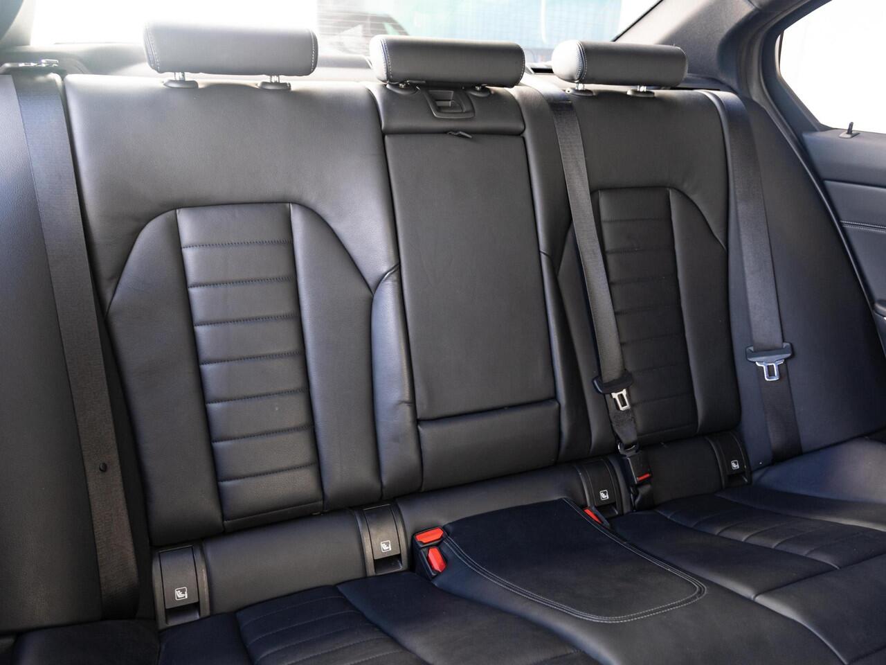 BMW 3-SERIE Sedan 330e | High Executive | M Sport | Stoelverwarming | Harman Kardon | LED | Cruise Control | 18''