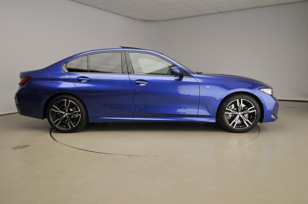 BMW 3-SERIE Sedan 330d xDrive | M-Sportpakket | LED | HUD | Schuifdak | Elektr. zetels | Sportstoelen | DAB | Hifi speakers | Alu 18 inch