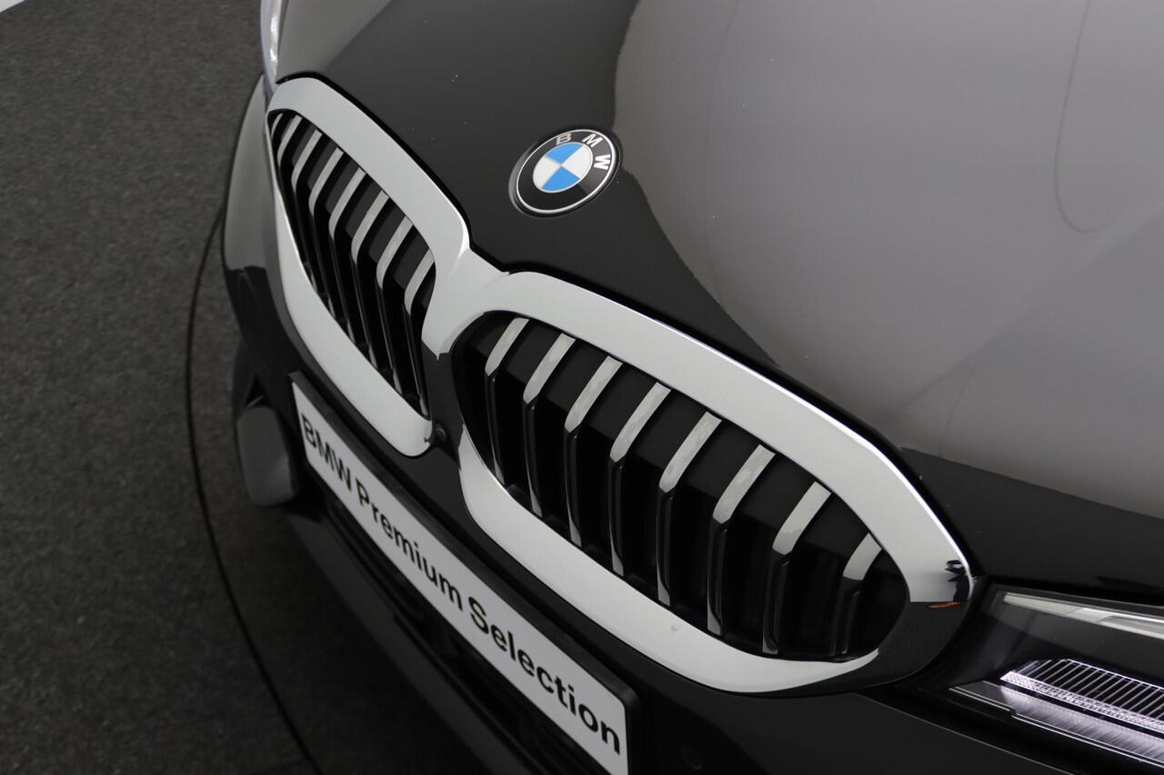 BMW 3-SERIE Touring 320e High Executive | Luxury Line | Audio Media Pack | Parking Pack | Safety Pack | BMW Personal CoPilot Pack | Stuurwielrand Verwarmd | Trekhaak | Panoramadak | Driving Assistant Professional | Head-Up Display | DAB | HiFi | 18''
