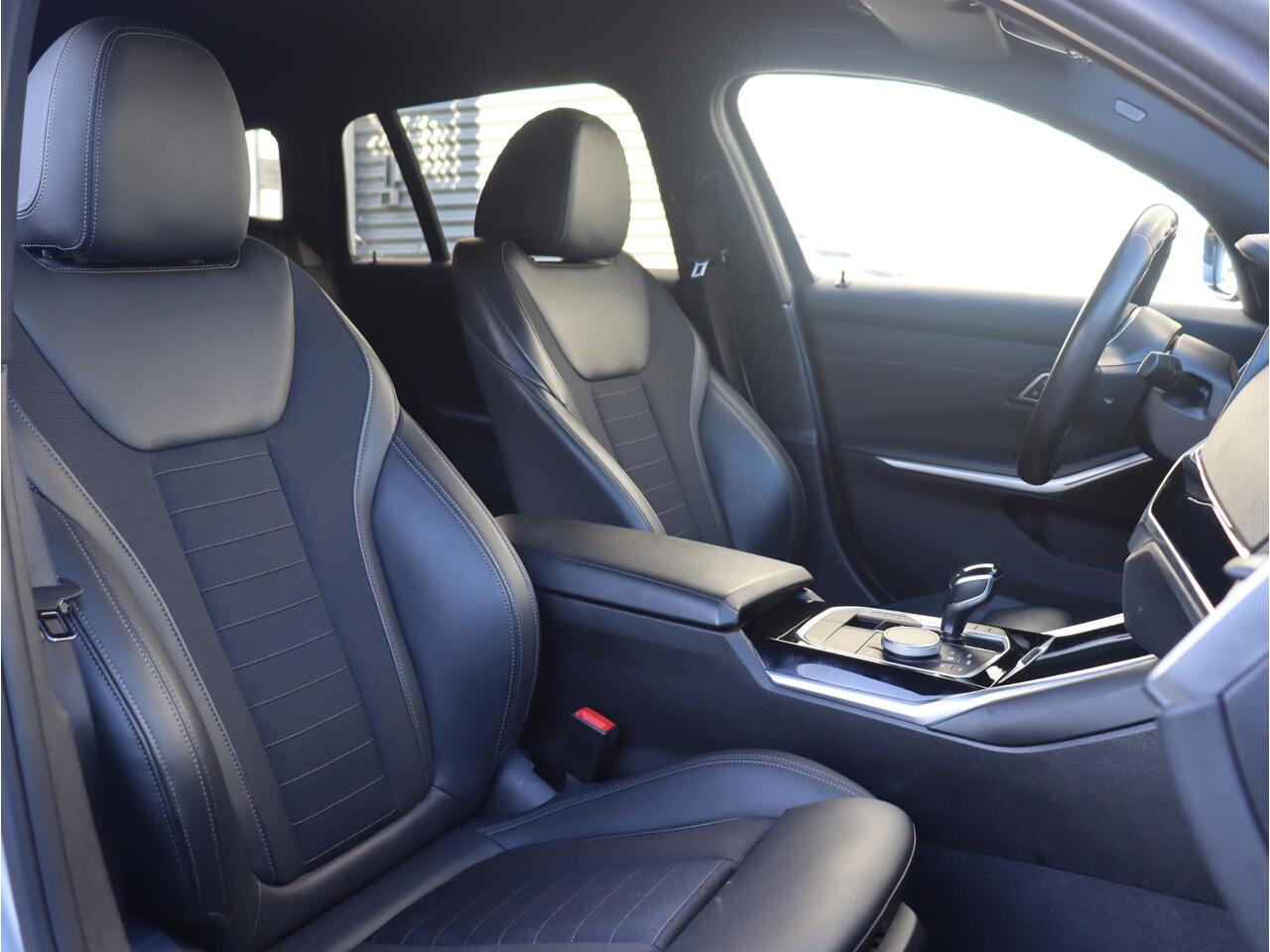 BMW 3-SERIE Touring 318i | Executive | Sport Line | Sportstoelen | Hi-Fi | M Sport Stuurwiel | Climate Control | Getint Glas | 17'' LMV