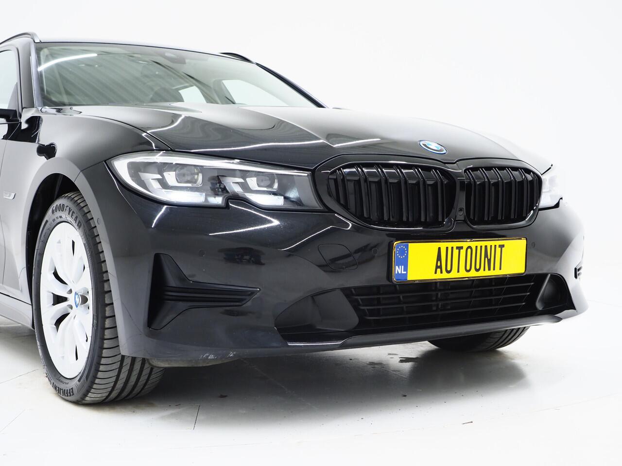 BMW 3-SERIE Touring 320e Shadow Line | Camera | Trekhaak | Leder | Virtual | Cruise | DAB | LED | Carplay