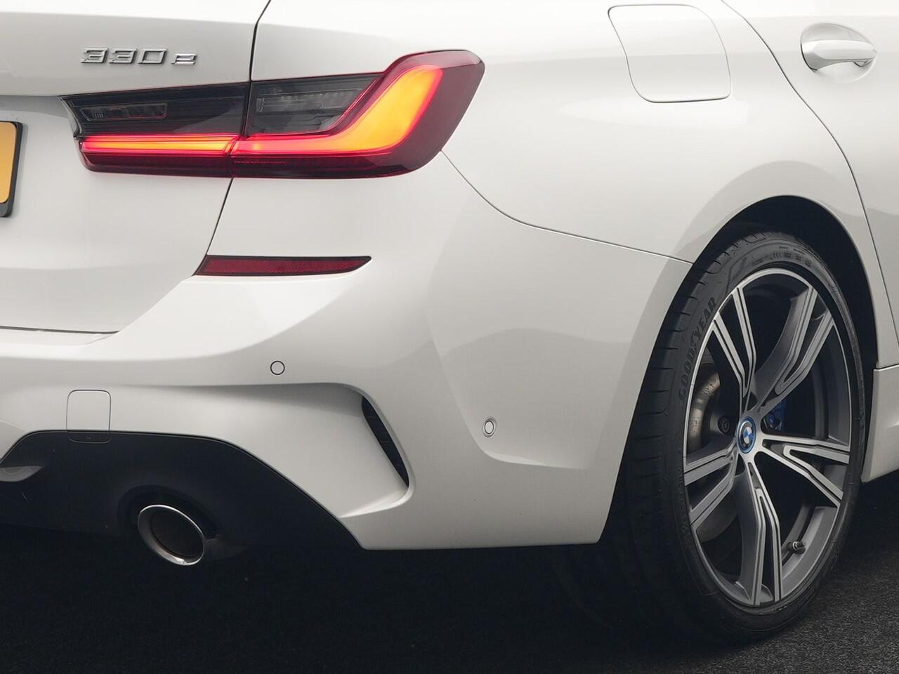 BMW 3-SERIE Touring 330e xDrive M Sport Plug In Hybrid 293pk Dealer O.H. PHEV | Panodak | Head Up | Adaptive Cruise | Laser LED | 360 Camera | 19"L.M | Alcantara Sportstoelen Memory & Verwarmd | Sfeerverlichting | Apple Carplay | Keyless | Blis | Navigatie | Virtu