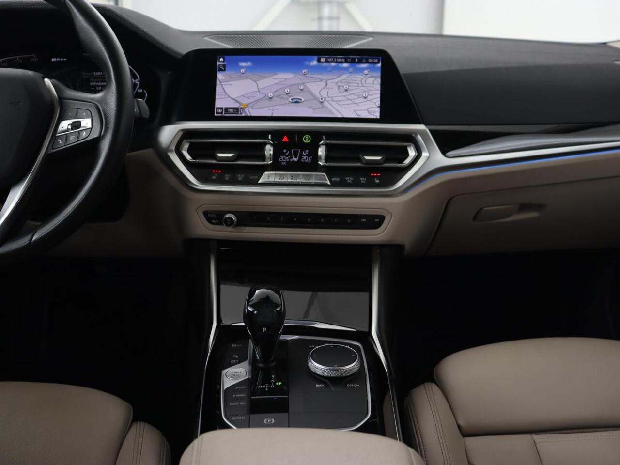 BMW 3-SERIE 330e eDrive Luxury Line | Panoramadak | Leder | Trekhaak | Stoelverwarming | Carplay | Sportstoelen | Live Cockpit | Parkeerhulp