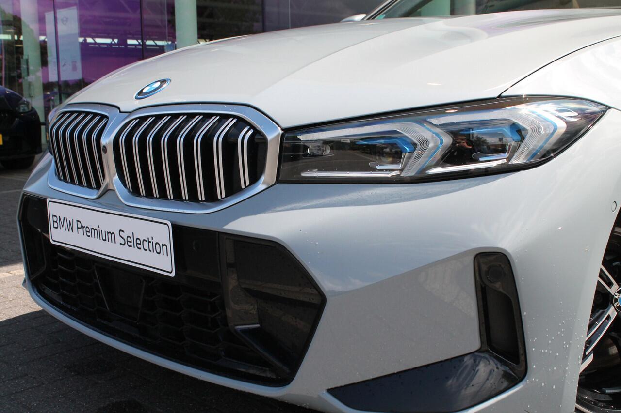 BMW 3-SERIE Touring 330e High Executive M Sport Automaat / Panoramadak / Trekhaak / Sportstoelen / Active Cruise Control / Adaptieve LED / Parking Assistant Plus / M Adaptief onderstel