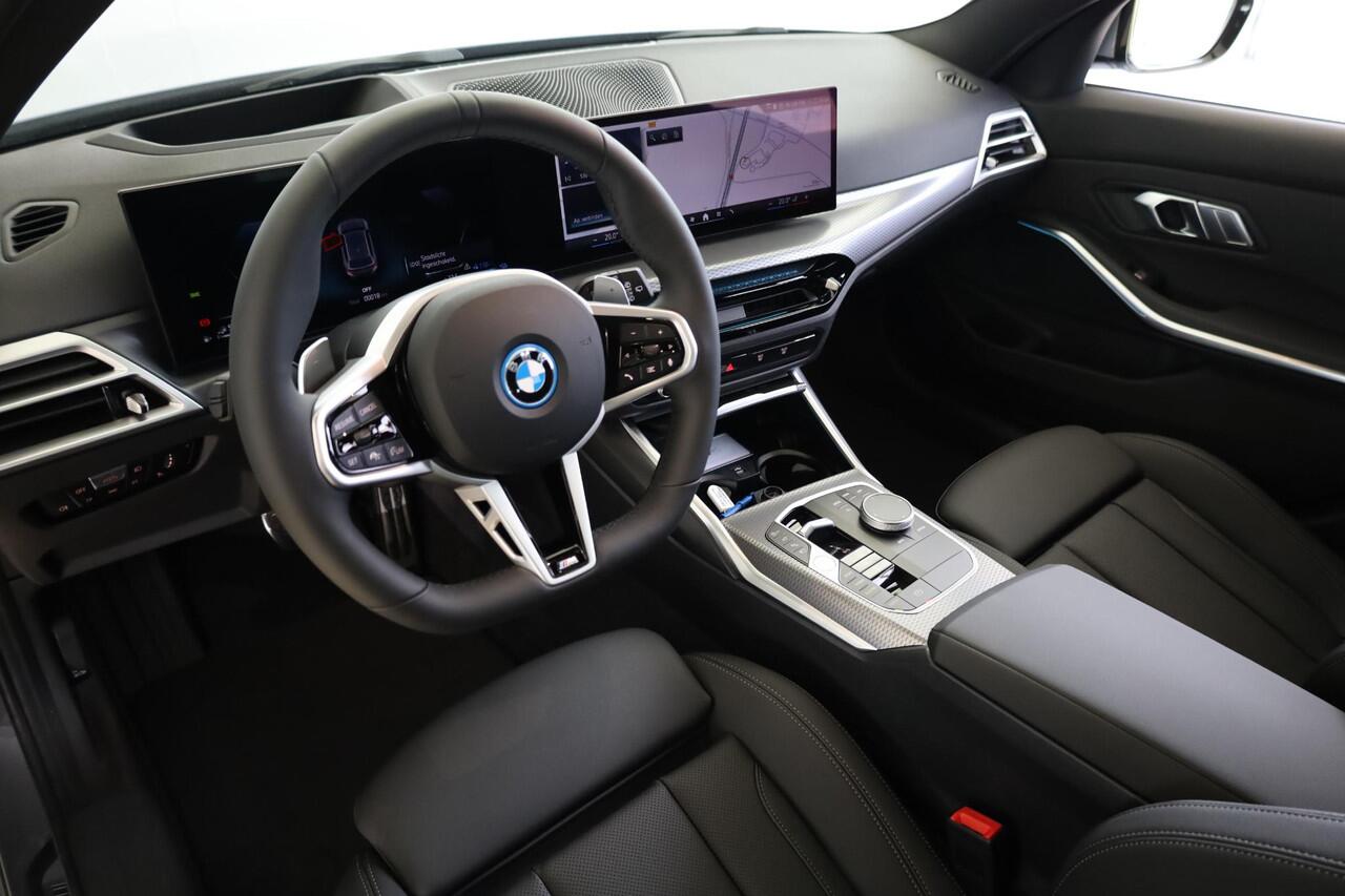 BMW 3-SERIE Touring 330e M Sportpakket Pro | Panoramadak | Active Cruise Control | Elektr. Trekhaak