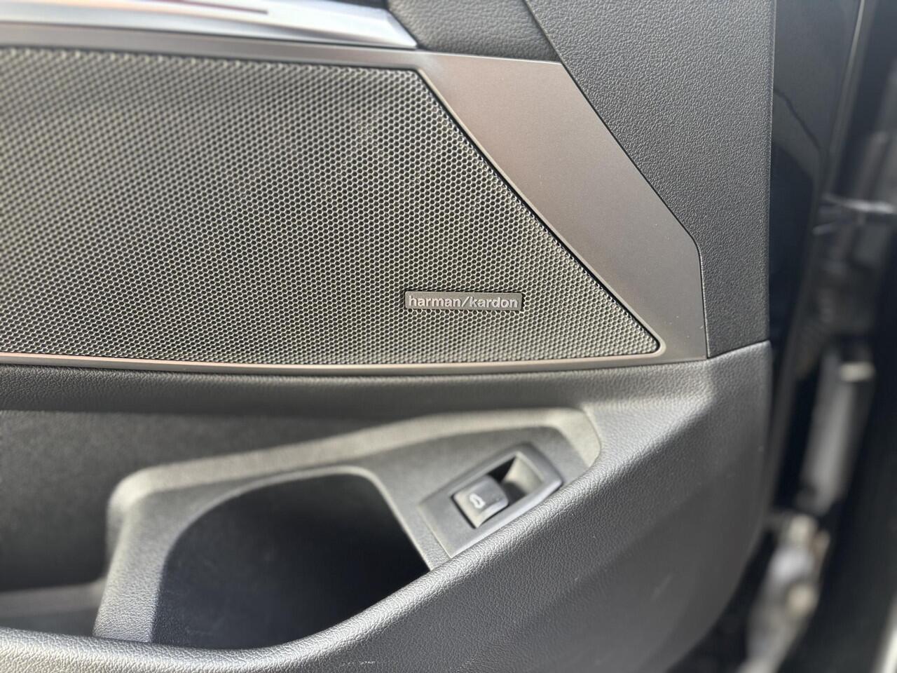 BMW 3-SERIE Touring 330i xDrive High Executive M Sport Pakket Automaat / Live Cockpit Professional / Panoramadak / Trekhaak / Leder / Apple CarPlay / Harman Kardon / 19 Inch / Shadow Line / Laserlicht / Head-Up Display / M Sportremsysteem / Adaptief M-onderstel