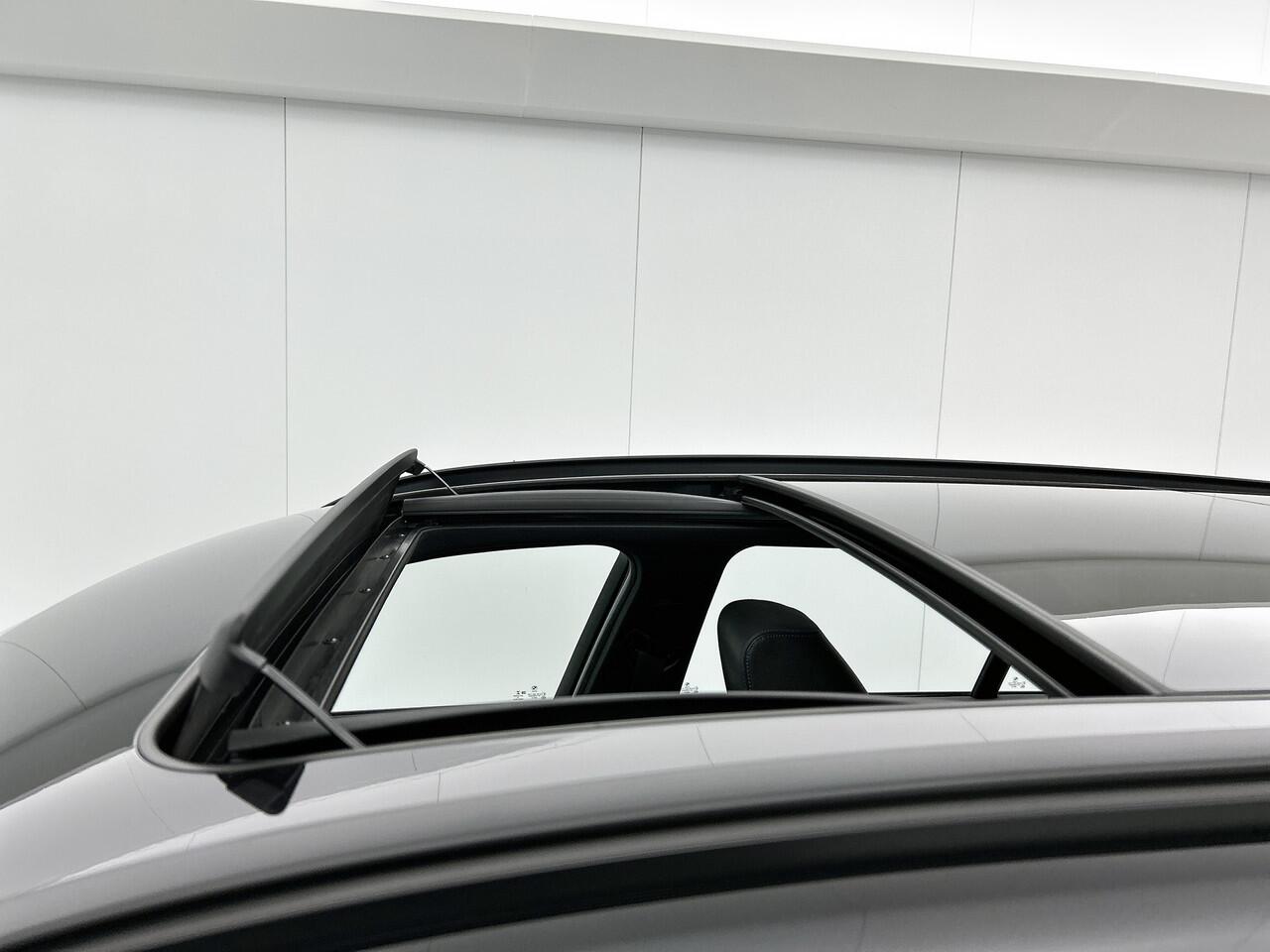 BMW 3-SERIE Touring 318i M Sport Automaat Corporate / Panoramadak / Leder-sport / Camera / Navigatie / M-Sport plus - Parking - Media Pack / Apk nieuw