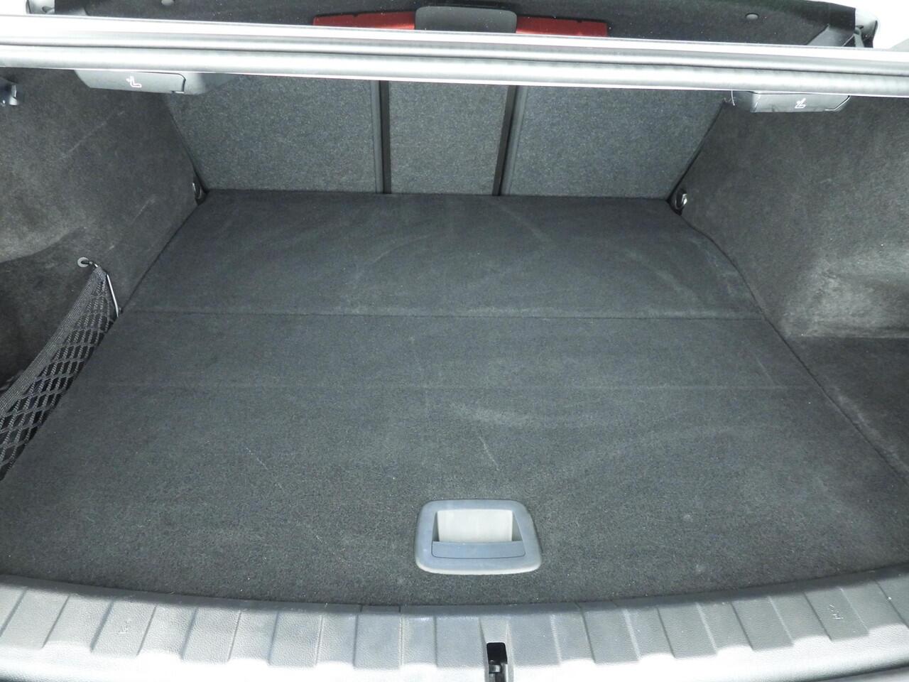 BMW 3-SERIE Sedan 320e | M-Sportpakket | LED | Navigatie | Trekhaak | Stoelverwarming | DAB | Alu 18 inch