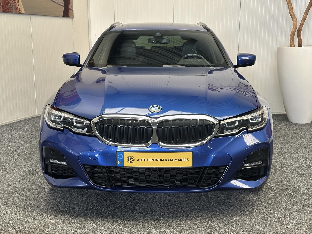 BMW 3-SERIE TOURING 330e XDRIVE 4x4 PHEV HIGH EXECUTIVE M PAKKET LEDER/ALCANTARA NAVIGATIE CRUISE CONTROL PANORAMA SCHUIF/KANTELDAK APPLE CARPLAY/ANDROID KEYLESS GO UITKLAPBARE TREKHAAK PDC ZEER MOOI !! 3010
