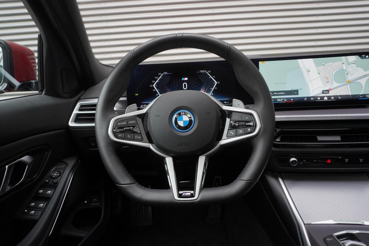 BMW 3-SERIE Sedan 330e M Sportpakket | Comfort Pack | Glazen Panoramadak | Trekhaak | 18 inch LM M Dubbelspaak
