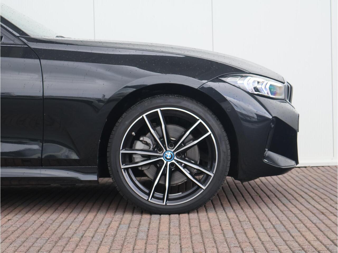 BMW 3-SERIE 330e xDrive M-Sportpakket / Harman Kardon / Elektrisch Verstelbare Stoelen / Active Cruise control / Schuif - Kanteldak / 19 '' /