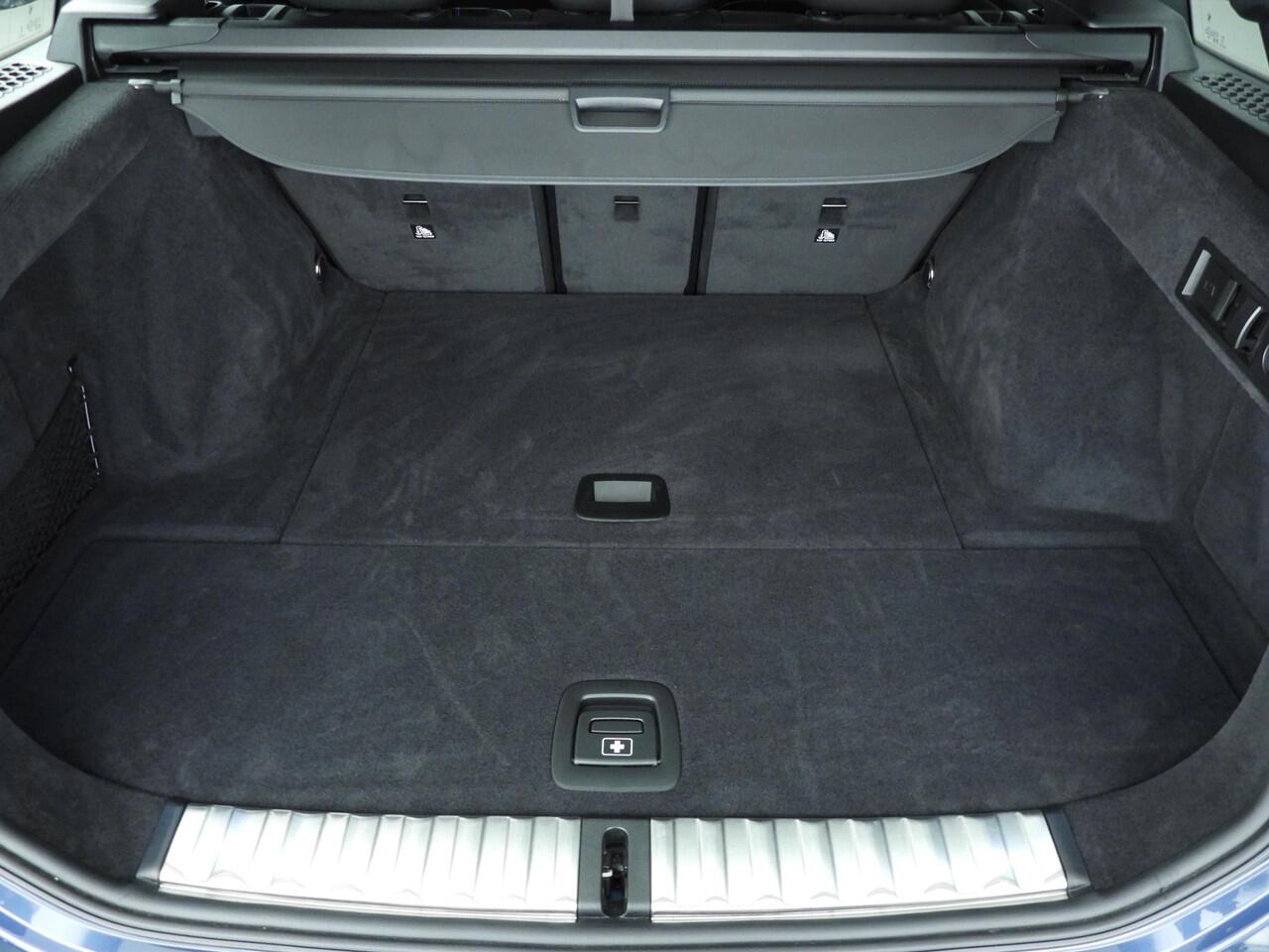 BMW 3-SERIE Touring 330d xDrive | M-Sportpakket | LED | Leder | HUD | Schuifdak | Trekhaak | Elektr. zetels | DAB | Harman-kardon sound | Alu 19 inch