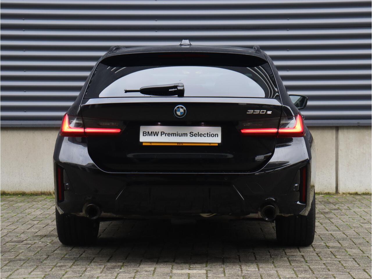 BMW 3-SERIE Touring 330e | M Sportpakket Pro | Panodak | Harman Kardon | Trekhaak | Comfort Access | Adaptive Cruise Control | Adaptieve LED Koplampen | 19'' LMV