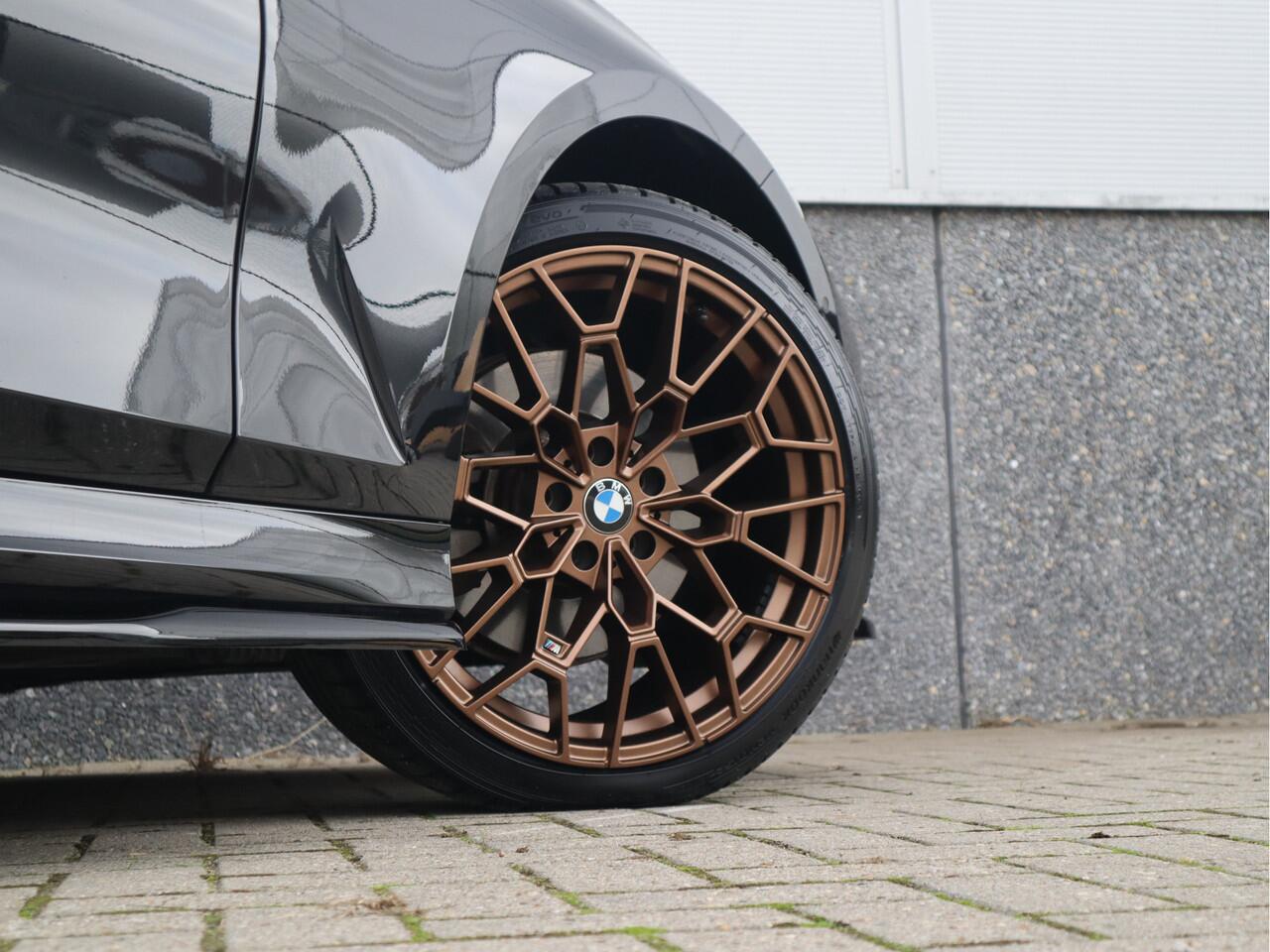 BMW 3-SERIE M-Sport 19inch / SOH91% / Glazen dak / HiFi / 50 Jahre / Camera / M Performance