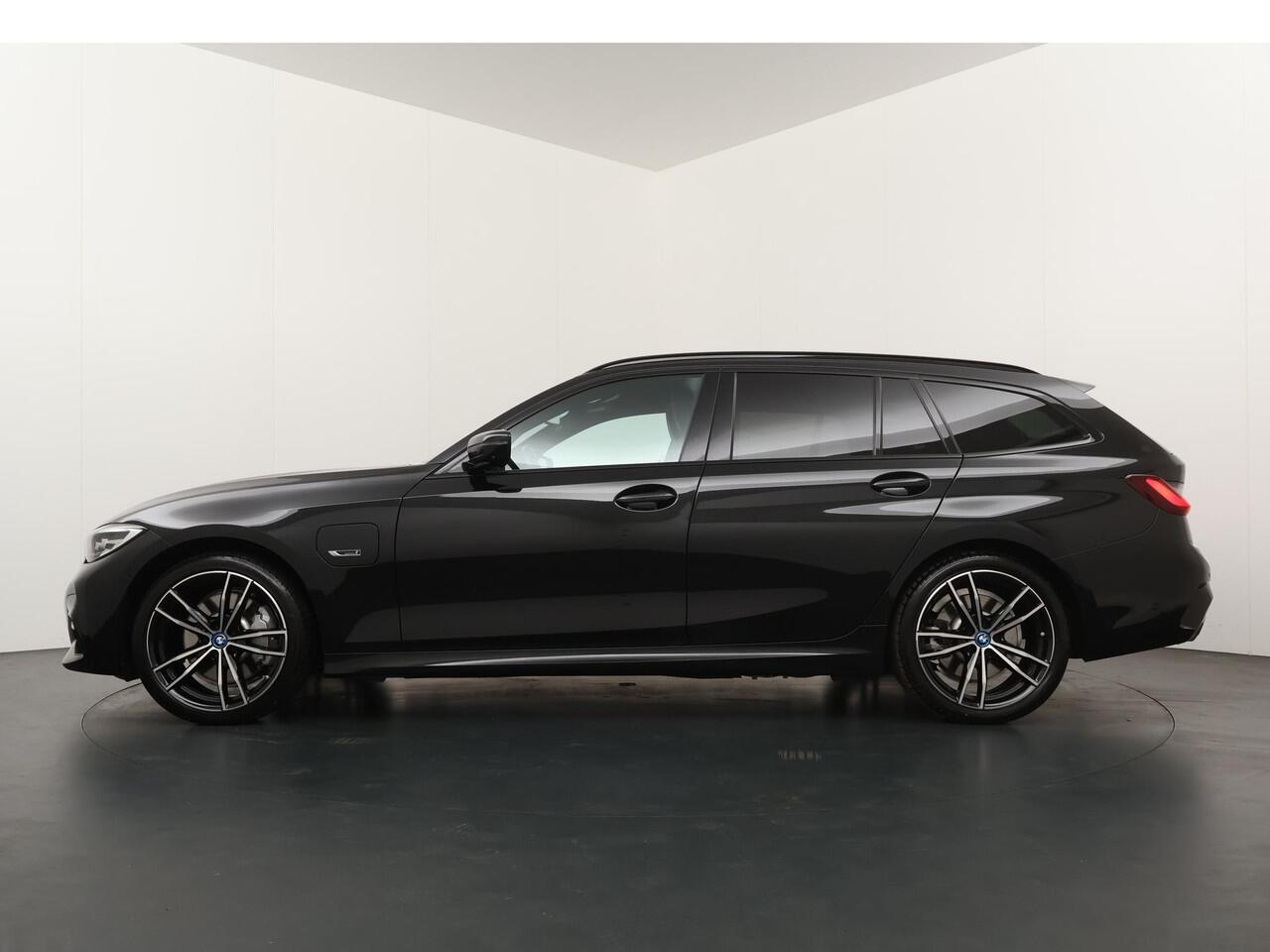 BMW 3-SERIE Touring 330e | M-Sportpakket | 19inch | Head-up