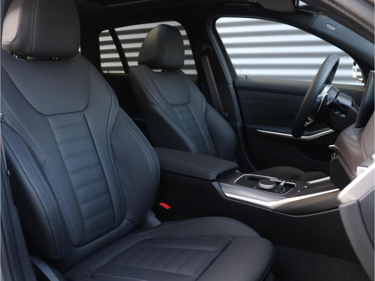 BMW 3-SERIE Touring 330e Individual Lak | M sportpakket Pro | Innovation Pack | Comfort Pack | Trekhaak | Panoramadak