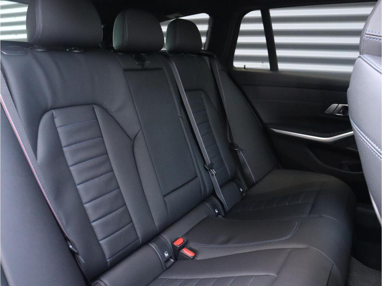 BMW 3-SERIE Touring 330e | M Sportpakket Pro | Panodak | Head-Up | Trekhaak | Driving Assistant Prof. | Parking Assistant Plus | Harman Kardon | Verwarmd Stuurwiel | 19'' LMV