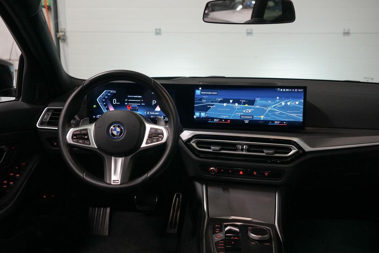 BMW 3-SERIE Touring 330e xDrive M-Sport | Panoramadak | M Stoelen | Comfort Access