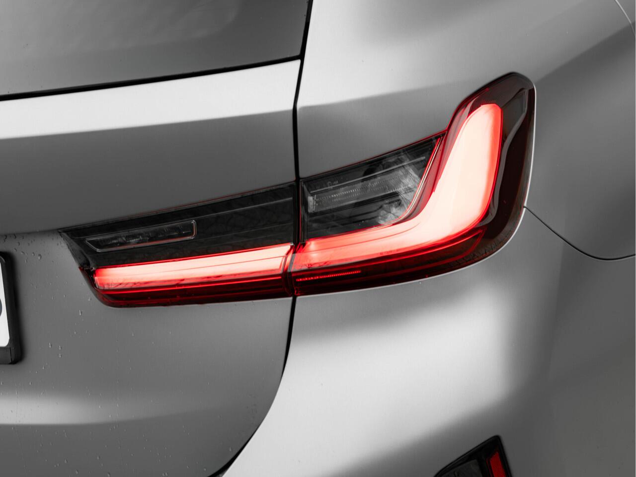 BMW 3-SERIE Touring 330e xDrive - M-Sport Pro - Individual In+Exterieur - Pano - Trekhaak - Memoryzetel