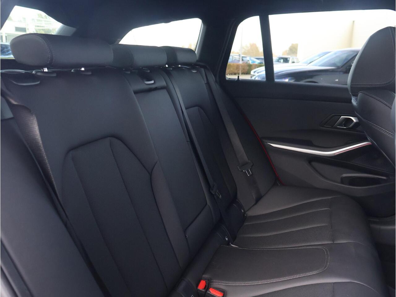 BMW 3-SERIE Touring 330e M Sport | Glazen Panoramadak | Active Cruise Control | Trekhaak Elektrisch | Leder | Stoelverwarming | Comfort Access | HiFi Systeem