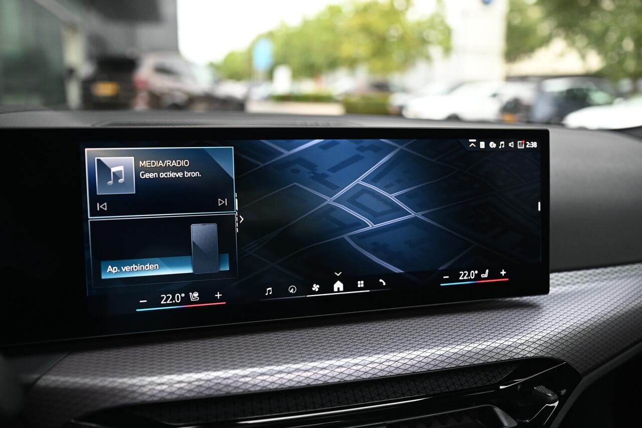 BMW 3-SERIE 330e High Executive M Sport Automaat / Schuif-kanteldak / Sportstoelen / Adaptieve LED / Comfort Access / Parking Assistant Plus / Stuurverwarming