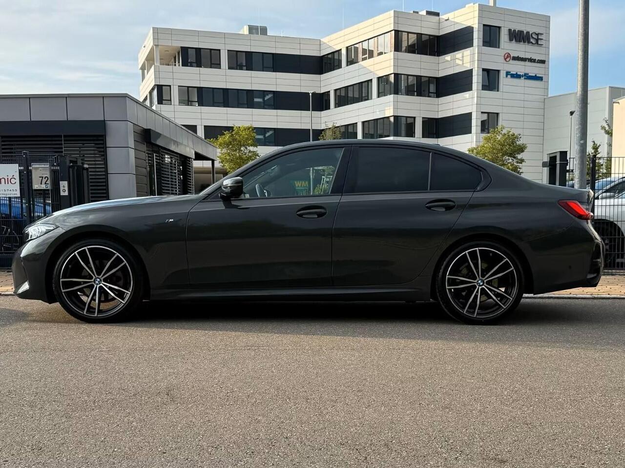 BMW 3-SERIE 320d xDrive M-SPORT ** LED, NAVI+, HALF-LEDER, HuD, ACC, 19-inch LMV, DRAVIT GRAU ** 1e EIG - UNFALLFREI - BMW GAR ** ** INFORMEER OOK NAAR ONZE AANTREKKELIJKE FINANCIAL-LEASE TARIEVEN **