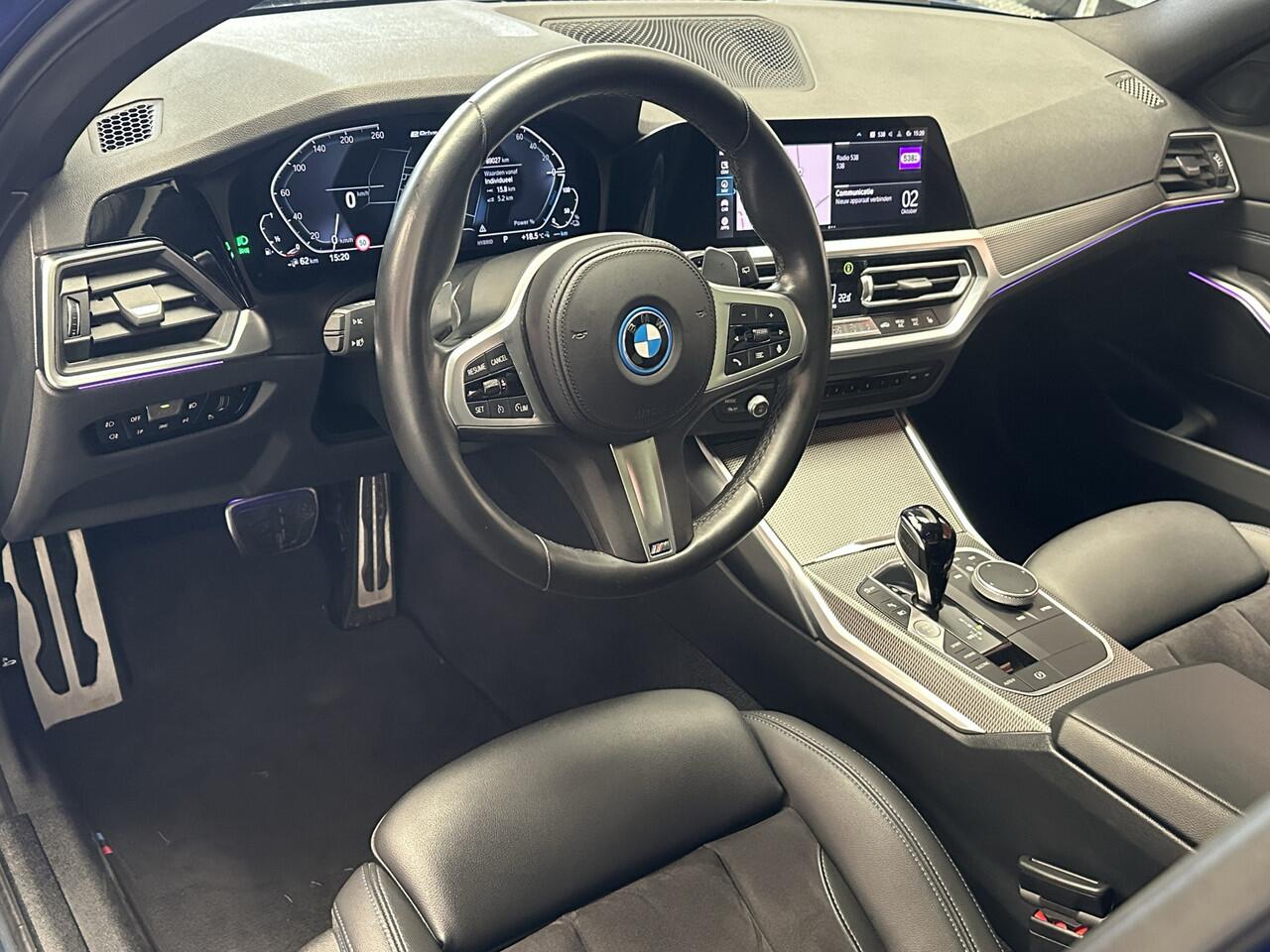 BMW 3-SERIE TOURING 330e XDRIVE 4x4 PHEV HIGH EXECUTIVE M PAKKET LEDER/ALCANTARA NAVIGATIE CRUISE CONTROL PANORAMA SCHUIF/KANTELDAK APPLE CARPLAY/ANDROID KEYLESS GO UITKLAPBARE TREKHAAK PDC ZEER MOOI !! 3010