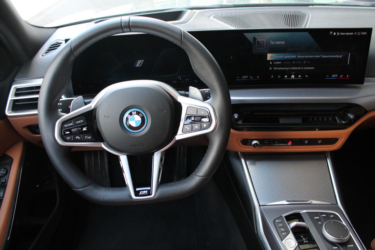 BMW 3-SERIE Touring 330e High Executive M Sport Automaat / Panoramadak / Trekhaak / Sportstoelen / Active Cruise Control / Adaptieve LED / Parking Assistant Plus / M Adaptief onderstel