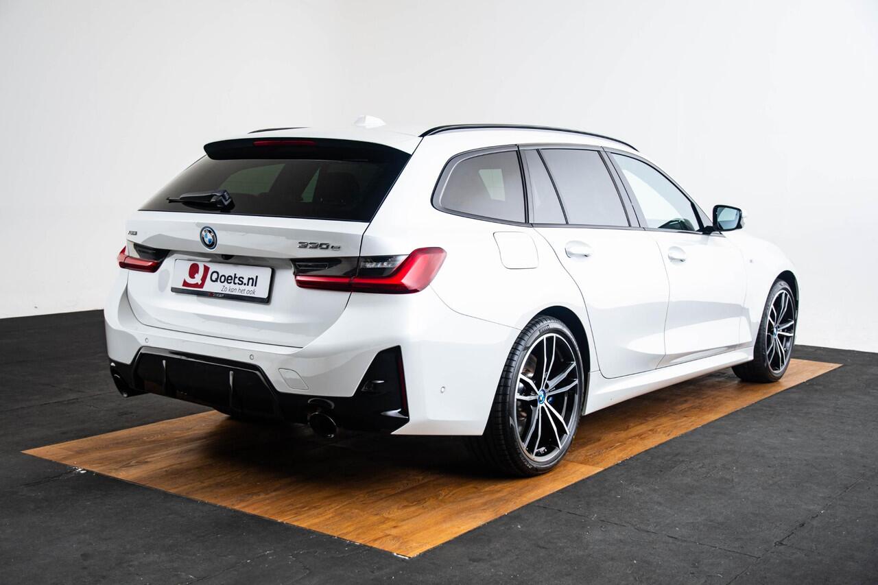BMW 3-SERIE Touring 330e xDrive M Sport Pro - Panoramadak - Parking/Driving Assistant - Hifi - Comfort Access - Elektrisch verwarmde/verstelbare stoelen - Active Cruise Control - Getinte Ruiten - Zonneschermen -