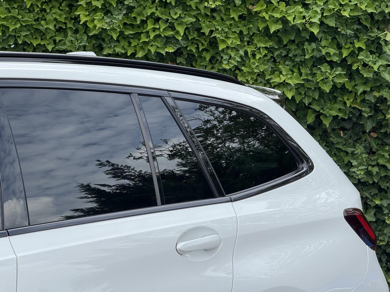 BMW 3-SERIE Touring 330e | M-Sport Pro | M-Performance | 20'' | Camera | Getint Glas | HiFi