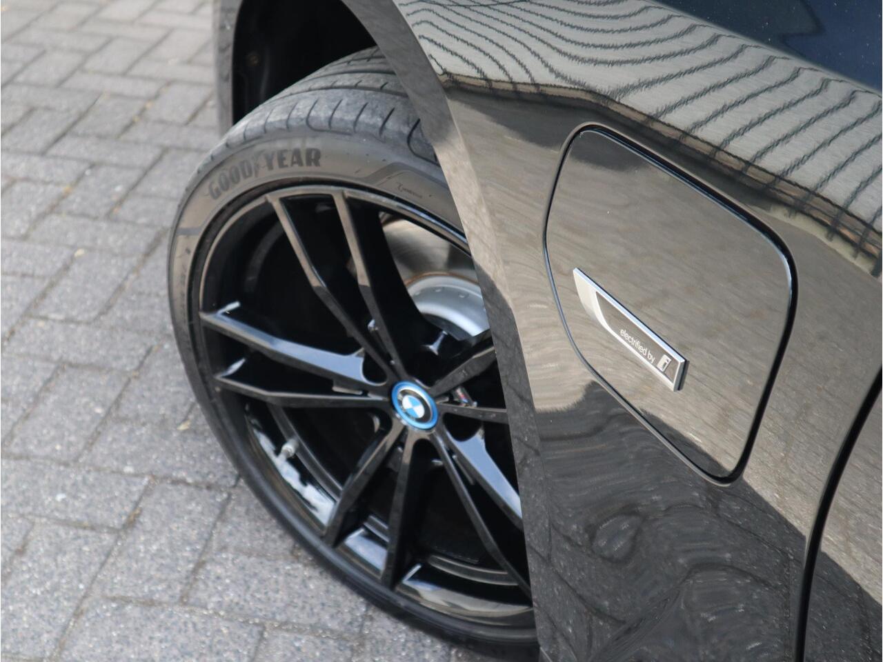 BMW 3-SERIE Touring 320e xDrive High Executive M Sport Pakket Automaat / Live Cockpit Professional / Adaptief M Onderstel / Panoramadak / Stoelverwarming / Extra Getint Glas / LED / 19 Inch / Hifi / Lichtpakket