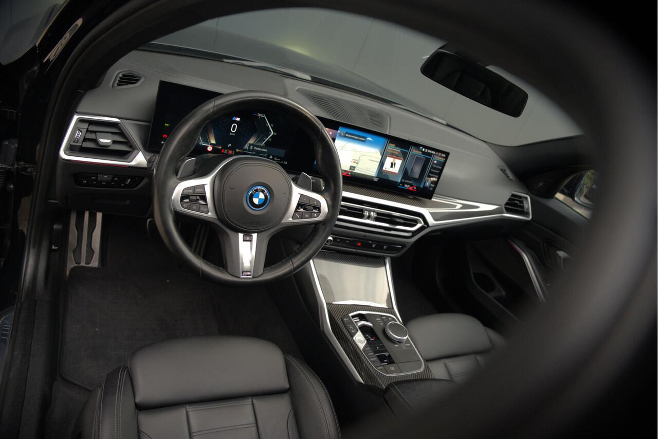 BMW 3-SERIE 320e High Executive M Sport | Panoramadak | Harman Kardon | Carbon | Camera | Adaptive LED | Stoelverwarming | Stuurverwarming | Apple Carplay | Navigatie | Cruise Control | Memory Seat | Trekhaak | Keyless | Shadowline