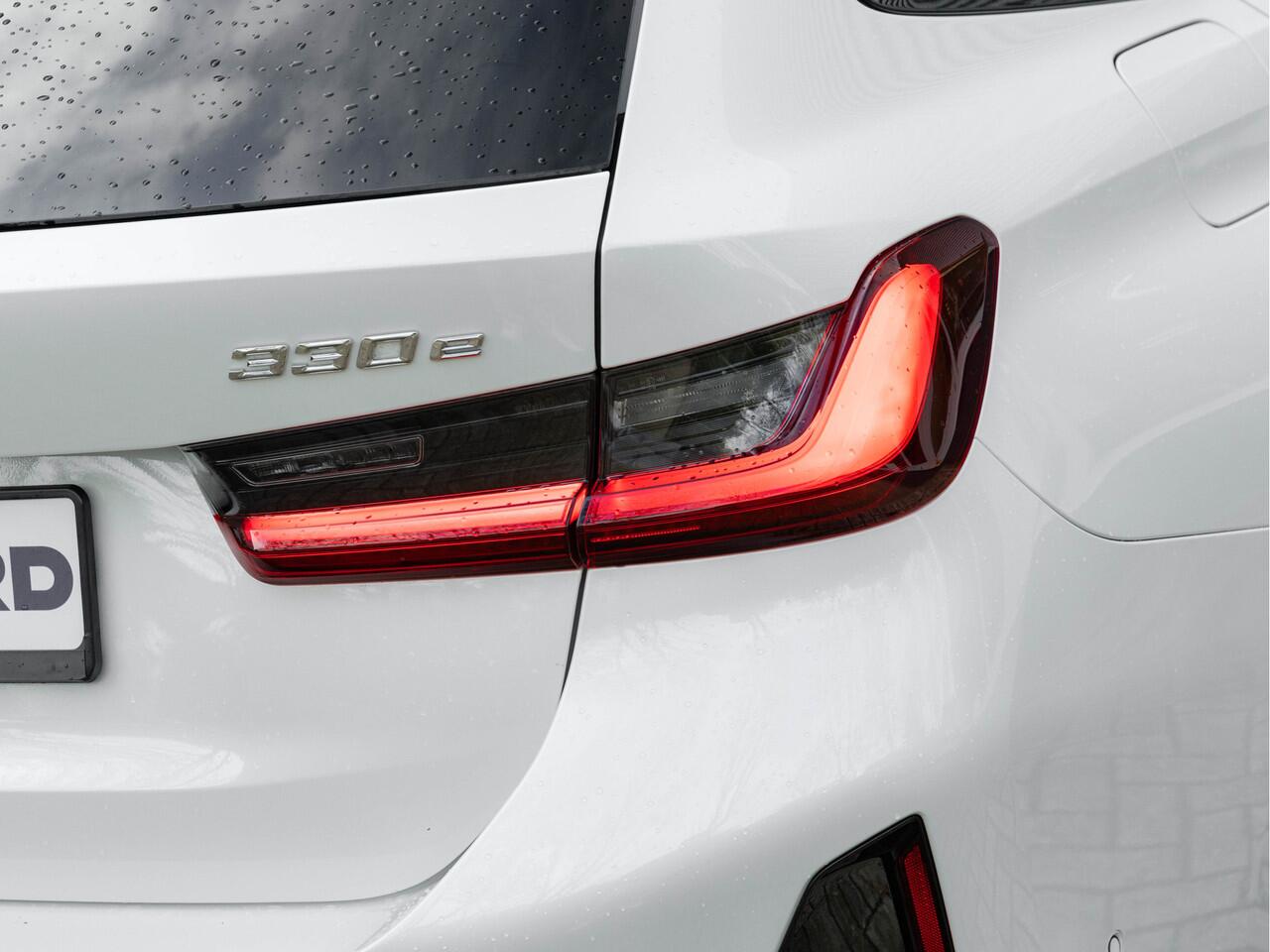 BMW 3-SERIE Touring 330e xDrive - M-Sport - LCI 2 - Memoryzetel - Head-up - Driving + Parking Ass