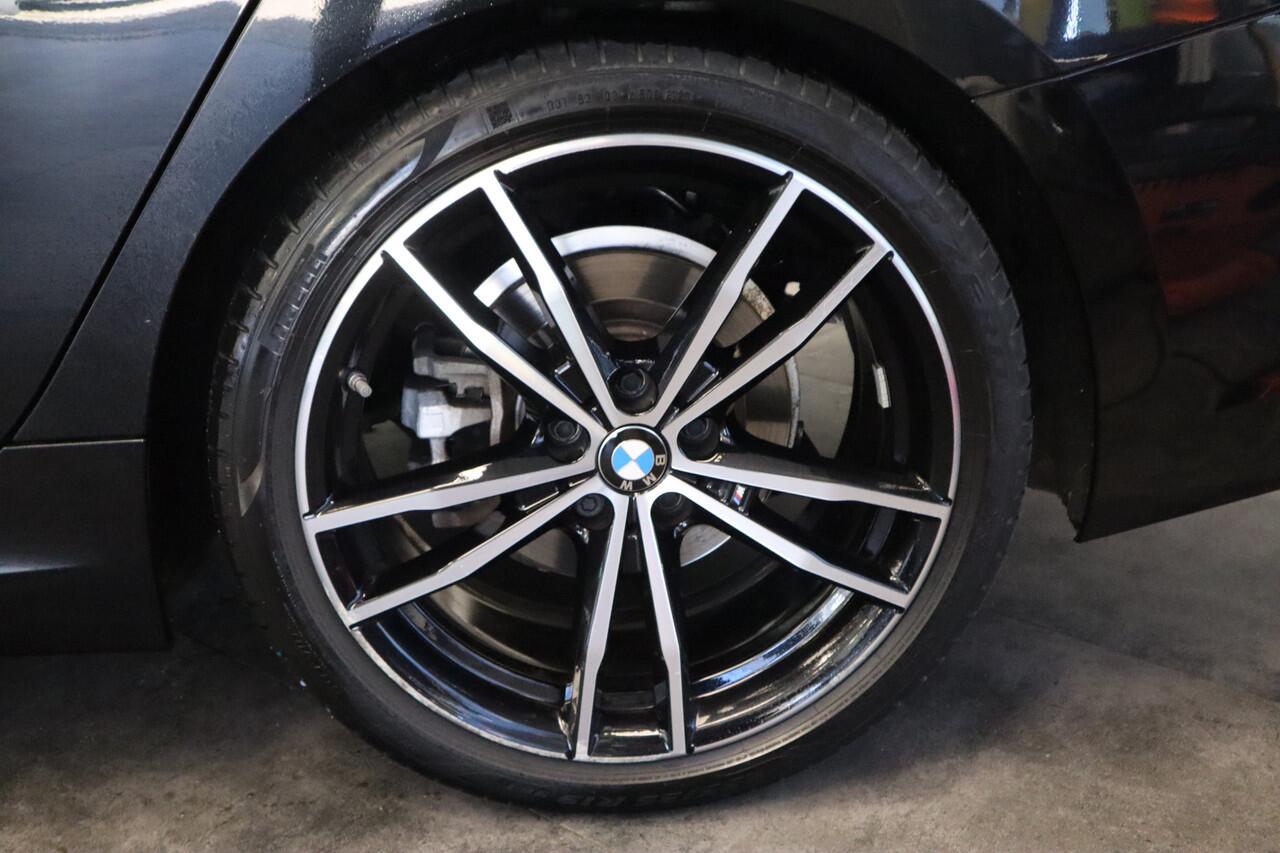 BMW 3-SERIE Touring 320i High Executive Edition Navigatie Full-led CruiseControl Stoelverwarming Sfeerverlichting 24 maanden garantie mogelijk (*vraag naar de voorwaarden)