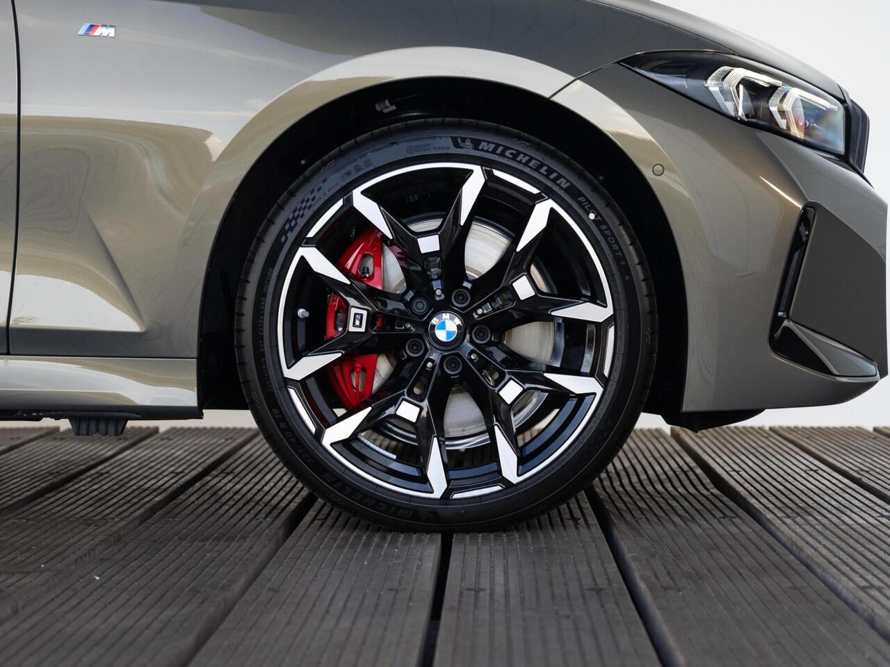 BMW 3-SERIE Touring 330e Individual Lak | M Sportpakket Pro | Innovation Pack | Comfort Pack | Panoramadak | Trekhaak