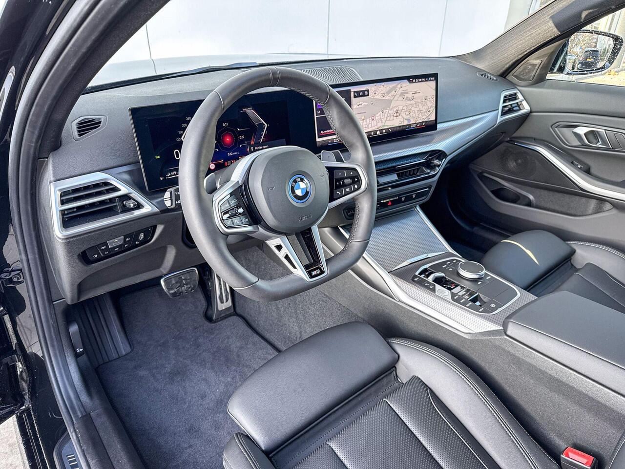 BMW 3-SERIE Sedan 330e M-Sport Glazen Schuifdak / 19 inch / Active Cruise Controle